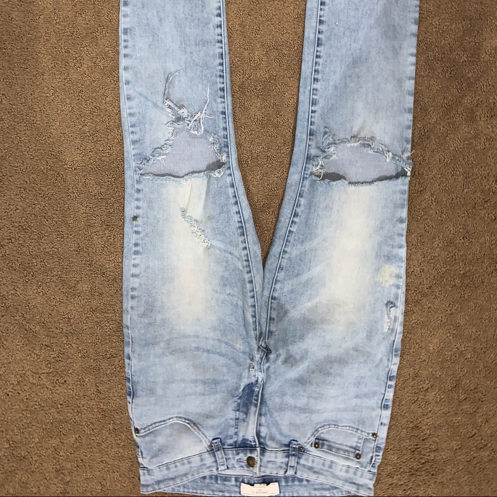 Slim fit light blue ripped jeans from forever 21.